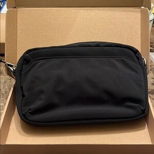 Top East crossbody bag / walking black